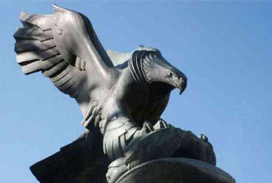 The Diving Eagle è di uno scultore sardo